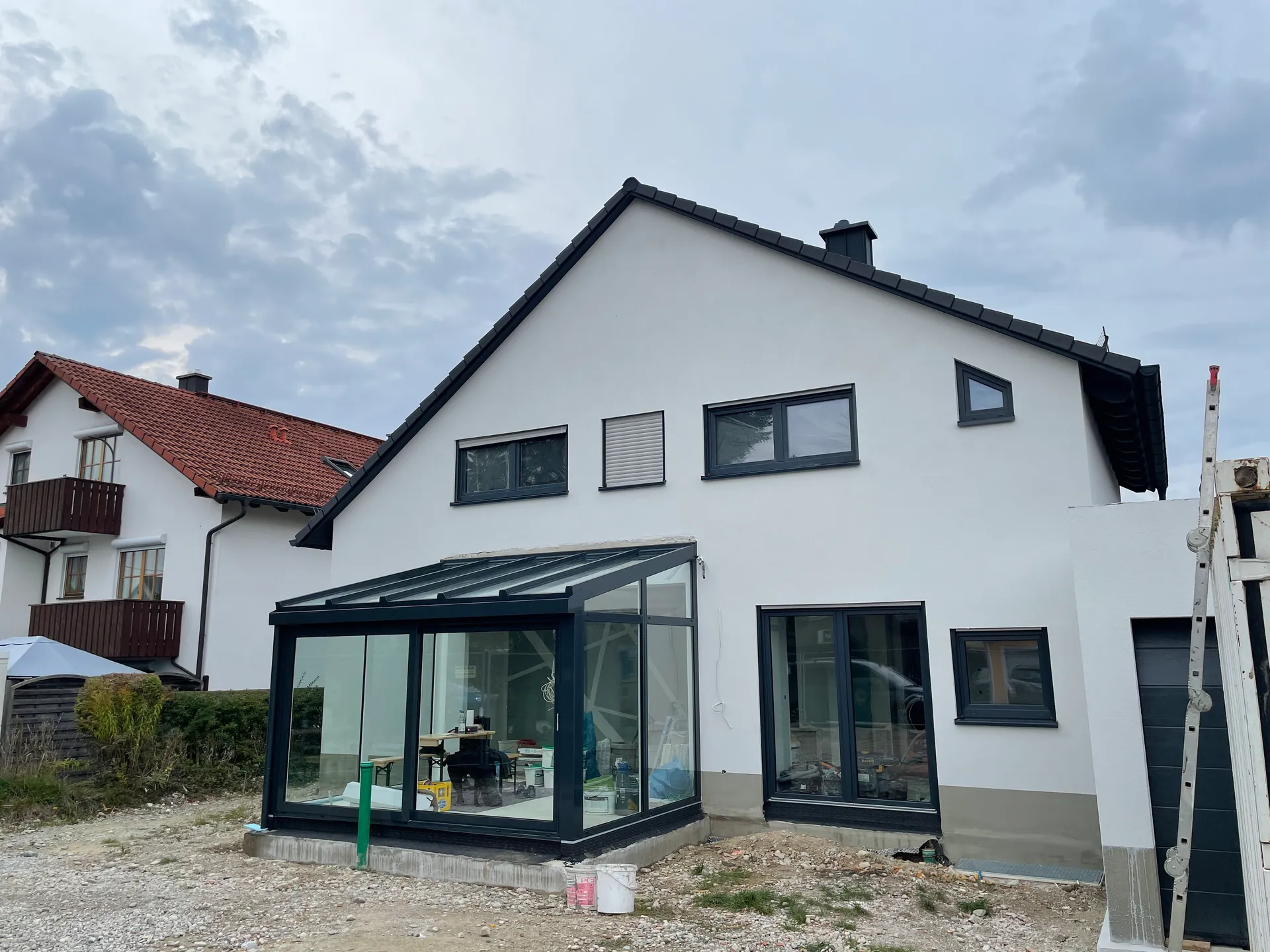 Modernes Wohnhaus mit neuen Fenstern und Türen