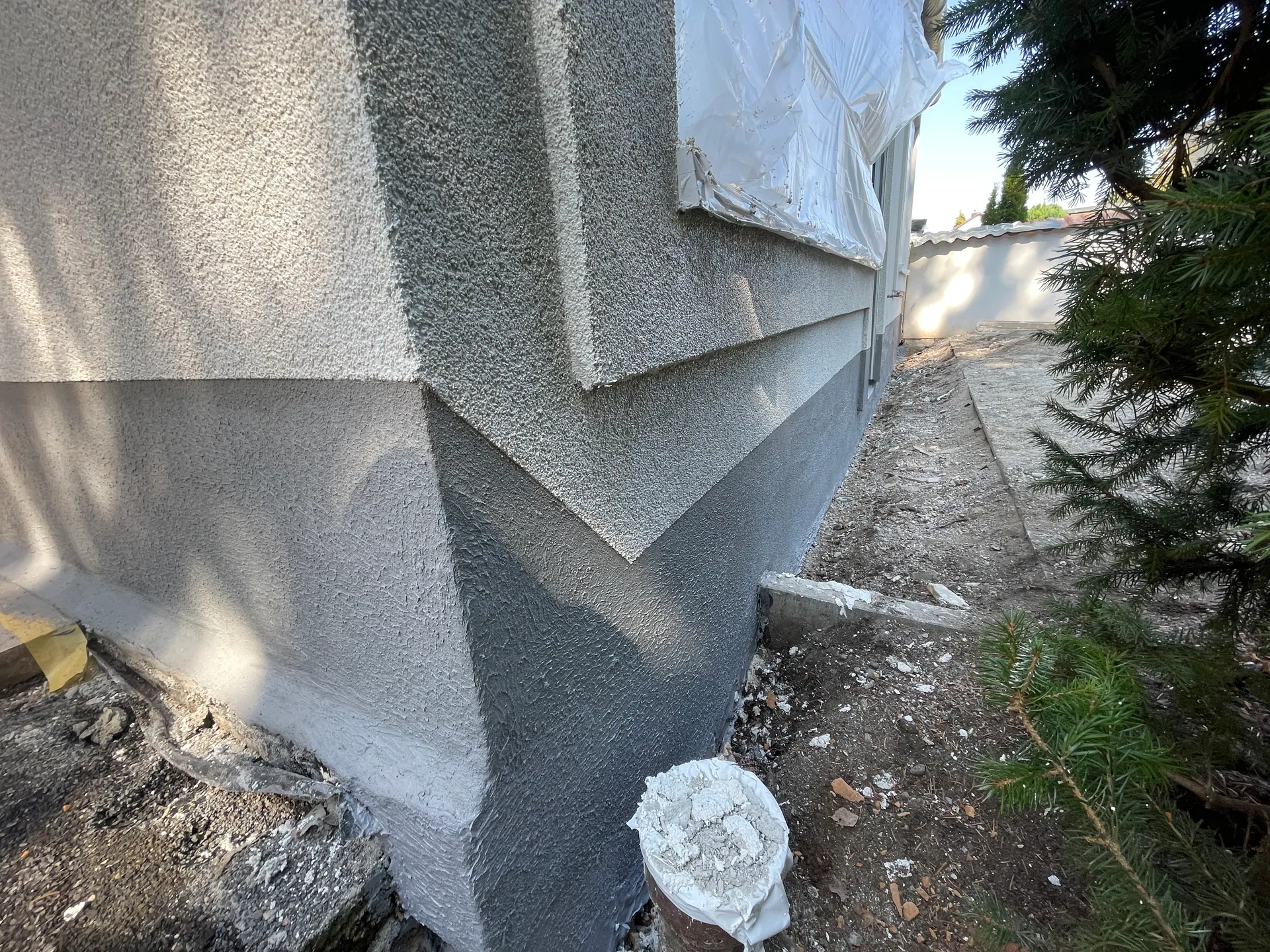 Sauber ausgeführtes Fassadendetail während einer Sanierung von Brucks Bau